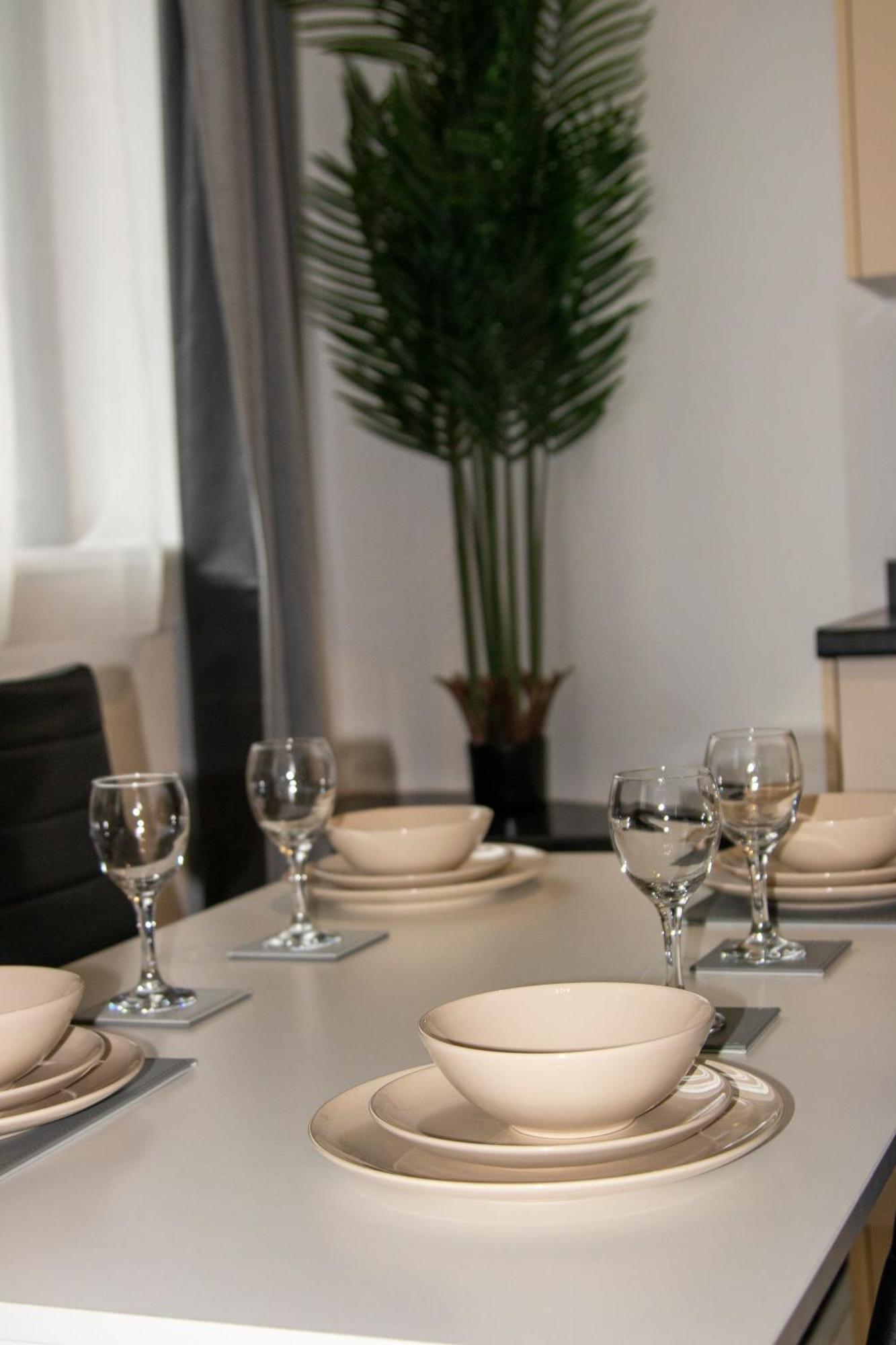 Ideal For Groups - 2 Bedroom Apartment - Free Parking, Transit Links, Close To Stadiums Manchester Esterno foto